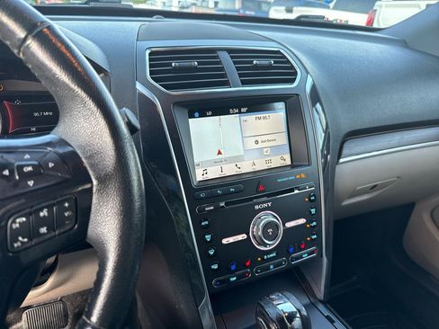 Used 2018 Ford Explorer Limited w/ Equipment Group 301A AWD/4WD image 11