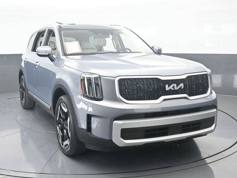 Used 2024 Kia Telluride EX w/ EX Captain's Chair Package image 9