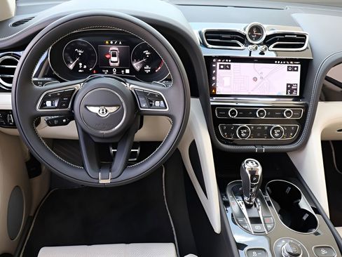 Used 2022 Bentley Bentayga AWD/4WD image 16
