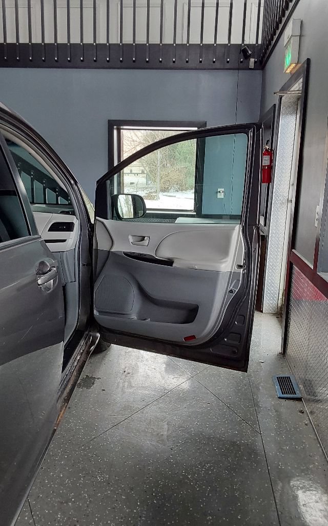 Used 2011 Toyota Sienna LE FWD image 26