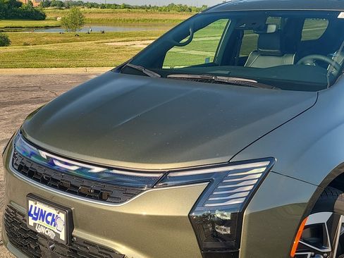 New 2027 Chrysler Pacifica Limited w/ Family Tech Group AWD/4WD image 8