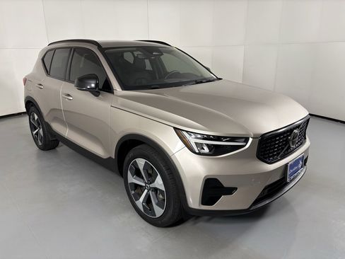 Used 2024 Volvo XC40 B5 Core image 2