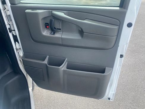 Used 2014 Chevrolet Express 3500 Extended RWD image 18