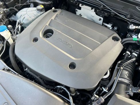 Used 2023 Volvo XC40 B5 Plus image 30