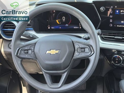 Certified 2025 Chevrolet Trax LT w/ Sunroof Package FWD image 13