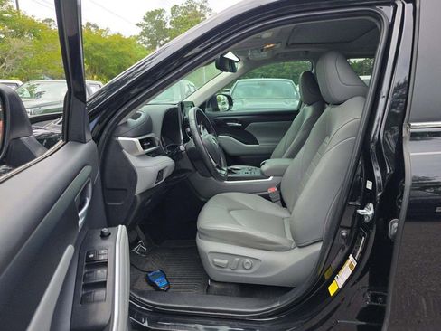 Used 2024 Toyota Highlander XLE AWD/4WD image 6