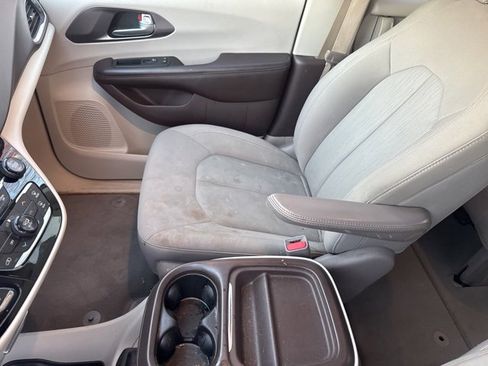 Used 2018 Chrysler Pacifica Touring Plus image 10