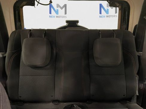 Used 2018 Jeep Wrangler Rubicon AWD/4WD image 13