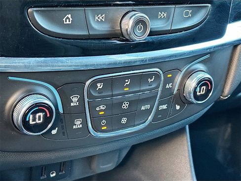 Used 2023 Chevrolet Traverse LT image 15