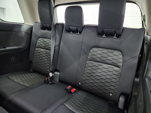 Used 2025 Nissan Pathfinder SV image 10