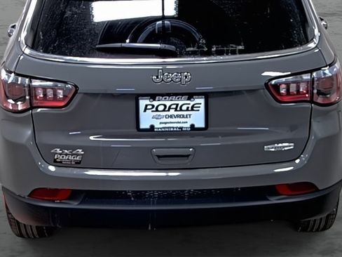 Used 2023 Jeep Compass Latitude w/ Convenience Group AWD/4WD image 11