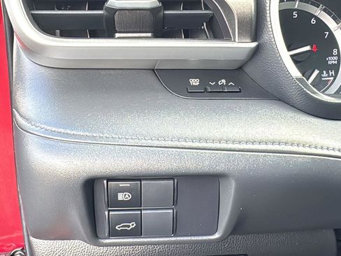 Used 2020 Toyota Highlander XLE image 12