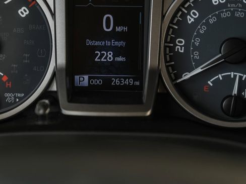 Used 2020 Toyota Tacoma SR5 image 3