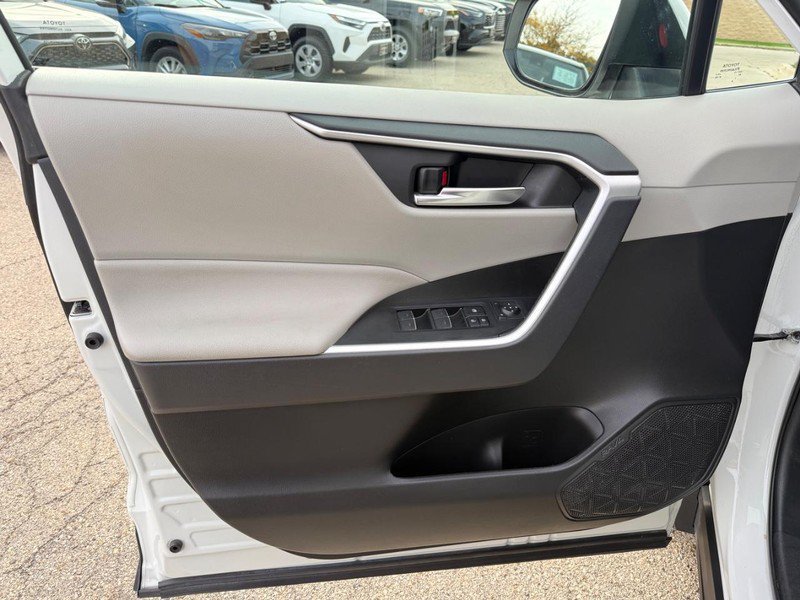 Used 2022 Toyota RAV4 XLE AWD/4WD image 19