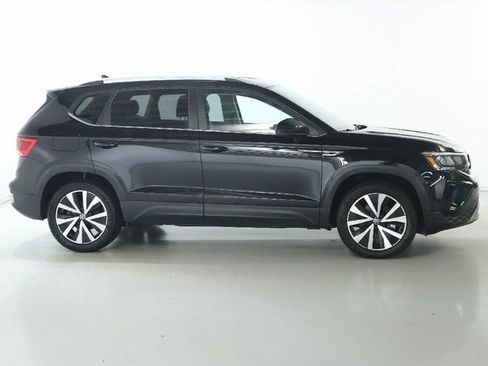 Certified 2022 Volkswagen Taos SE w/ Panoramic Sunroof Package AWD/4WD image 11