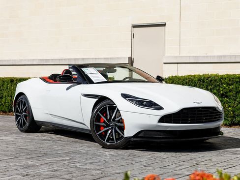 Used 2019 Aston Martin DB11 Volante image 31