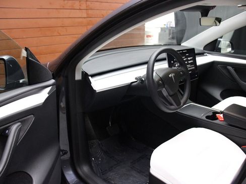 Used 2023 Tesla Model Y Long Range image 18