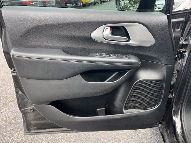 Used 2018 Chrysler Pacifica Touring-L Plus w/ S Appearance Package FWD image 26