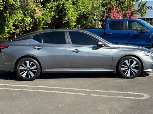 Used 2022 Nissan Altima 2.5 SV FWD image 3