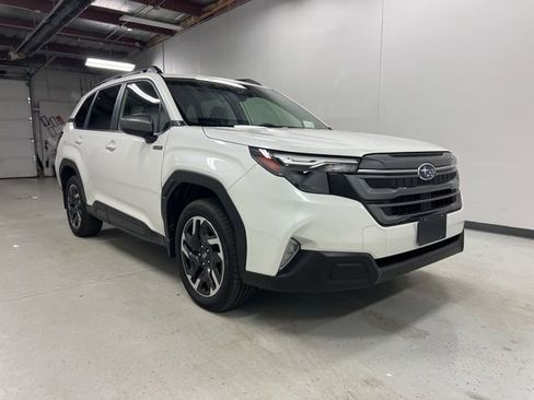 Used 2025 Subaru Forester Premium image 3