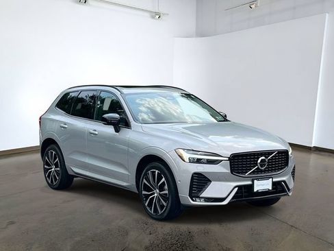 Used 2023 Volvo XC60 B5 Plus AWD/4WD image 3