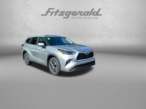 Used 2023 Toyota Highlander XLE AWD/4WD image 1