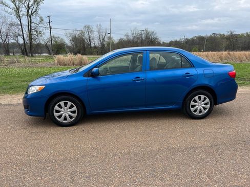 Used 2010 Toyota Corolla LE image 2