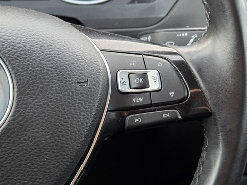 Used 2019 Volkswagen Tiguan SE w/ Panoramic Sunroof Package image 17