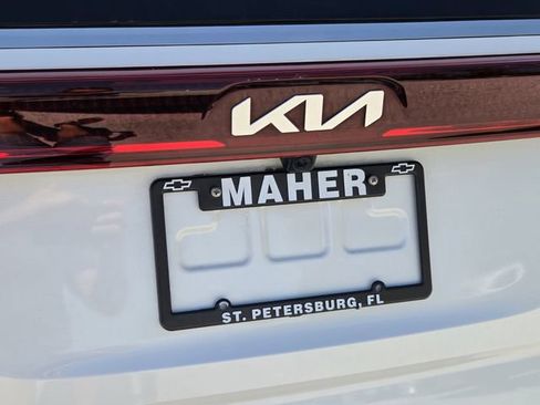 Used 2023 Kia Carnival LX FWD image 11