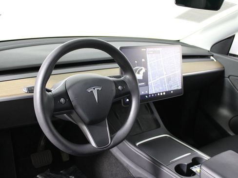 Used 2021 Tesla Model Y Long Range image 7