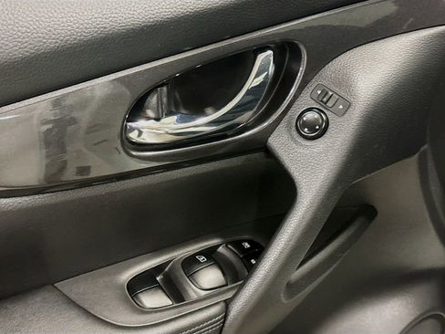 Used 2017 Nissan Rogue SV image 20