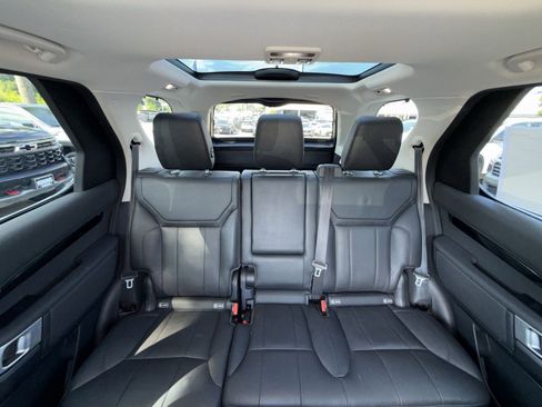 Used 2020 Land Rover Discovery SE AWD/4WD image 25