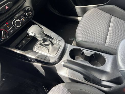 Used 2025 Kia Soul LX w/ LX Technology Package FWD image 39