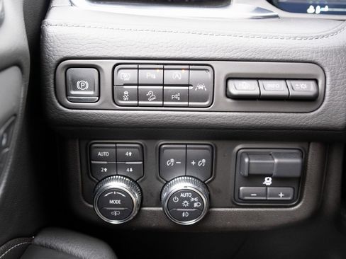 Used 2024 GMC Yukon Denali w/ Denali Reserve Package image 11