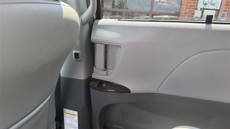 Used 2018 Toyota Sienna XLE w/ XLE Navigation Package FWD image 31