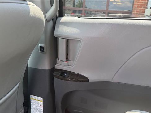 Used 2018 Toyota Sienna XLE w/ XLE Navigation Package FWD image 31