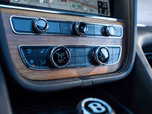 Used 2023 Bentley Bentayga image 36