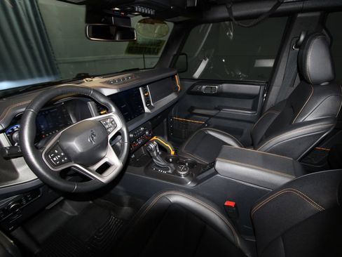 Used 2024 Ford Bronco Badlands image 2