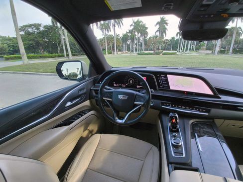 Used 2021 Cadillac Escalade ESV Premium Luxury w/ Performance Package RWD image 10