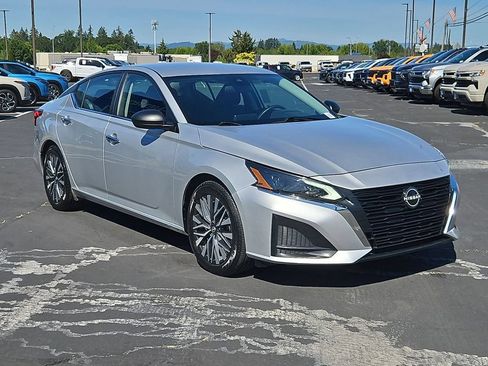 Used 2024 Nissan Altima 2.5 SV FWD image 8