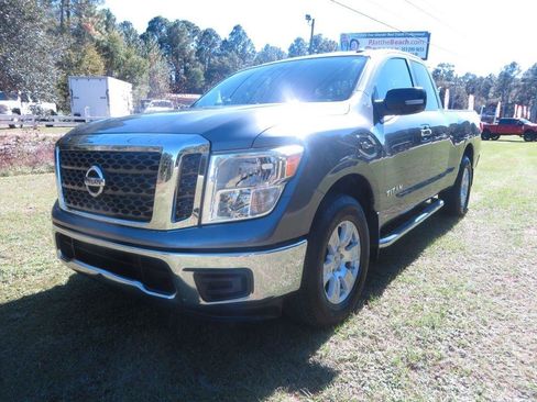 Used 2017 Nissan Titan SV RWD image 2