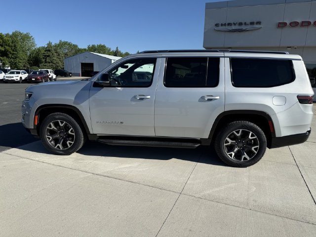 Used 2024 Jeep Wagoneer Series III AWD/4WD image 5