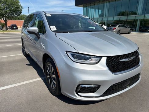 Used 2023 Chrysler Pacifica Touring-L FWD image 2