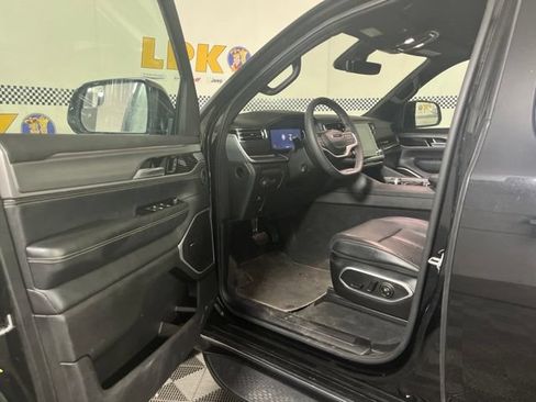 Used 2025 Jeep Wagoneer L Series II w/ 8-pass Seating Package AWD/4WD image 9