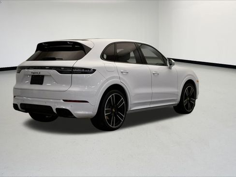 Used 2023 Porsche Cayenne S image 7
