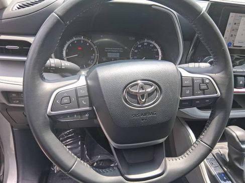 Used 2024 Toyota Highlander XLE AWD/4WD image 13