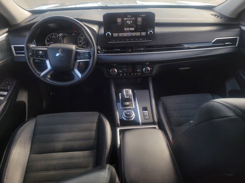 Used 2024 Mitsubishi Outlander SE Black Edition image 12