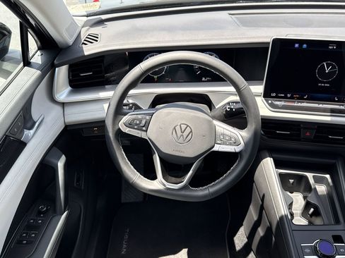 Used 2025 Volkswagen Tiguan SE FWD image 15
