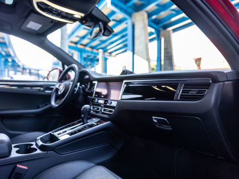 Certified 2024 Porsche Macan S AWD/4WD image 31