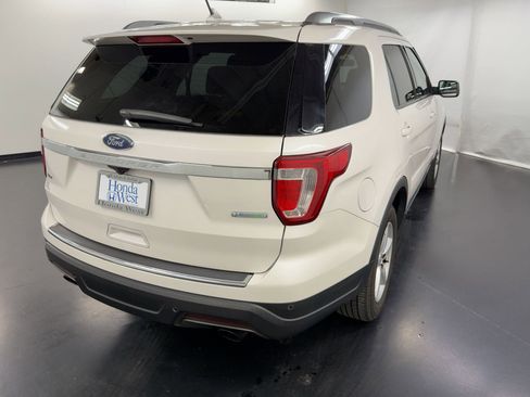 Used 2018 Ford Explorer XLT w/ Equipment Group 202A image 9